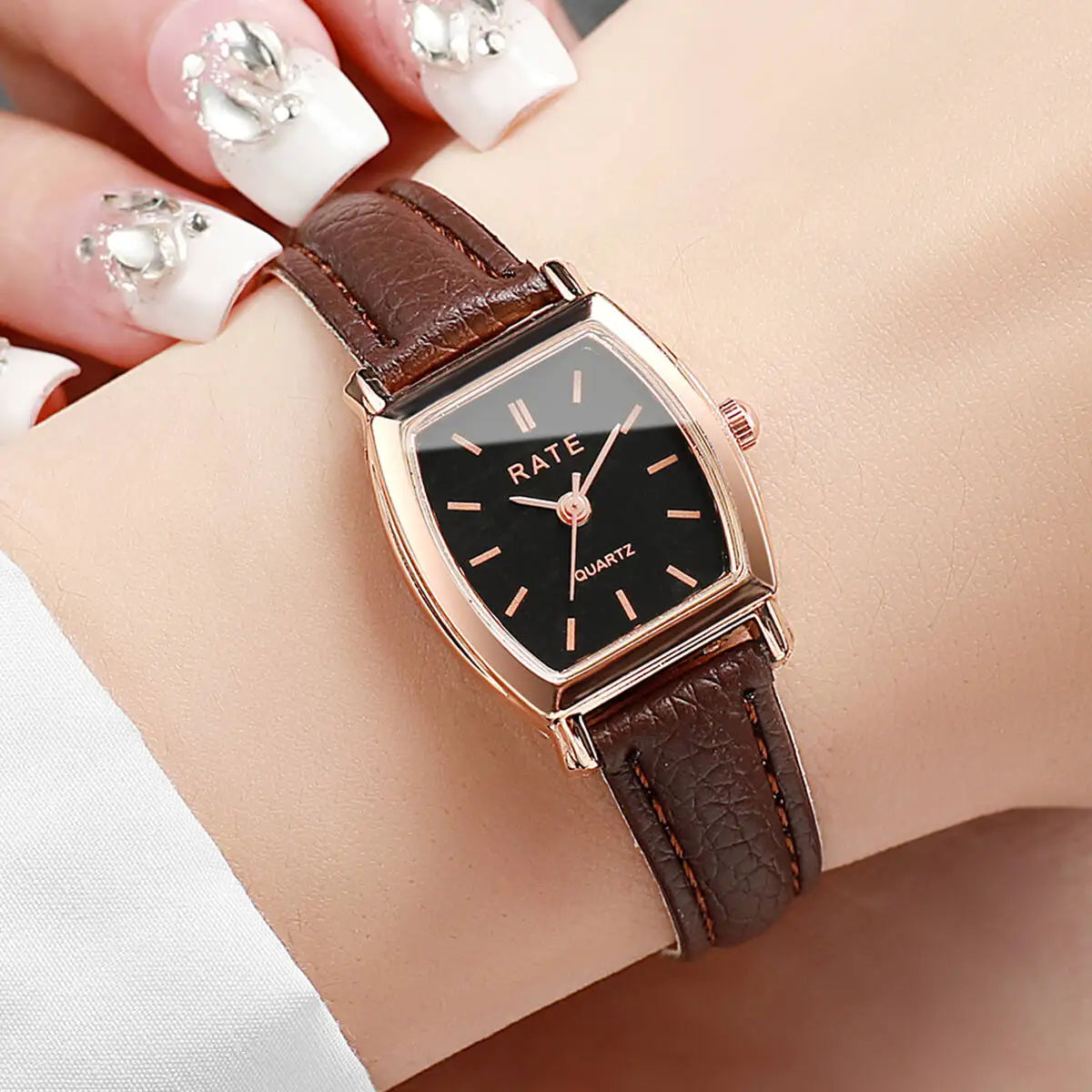 Leather Quartz Watch – Slim & Stylish Everyday Design